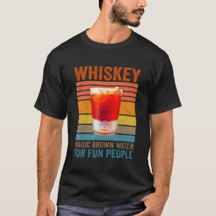 Whiskey Definition Magisches braunes Wasser für Sp T-Shirt