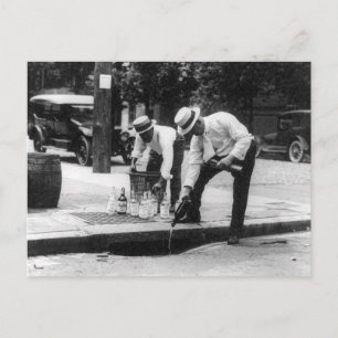 Whiskey in einen Abwasserkanal schütten, 1930 Postkarte
