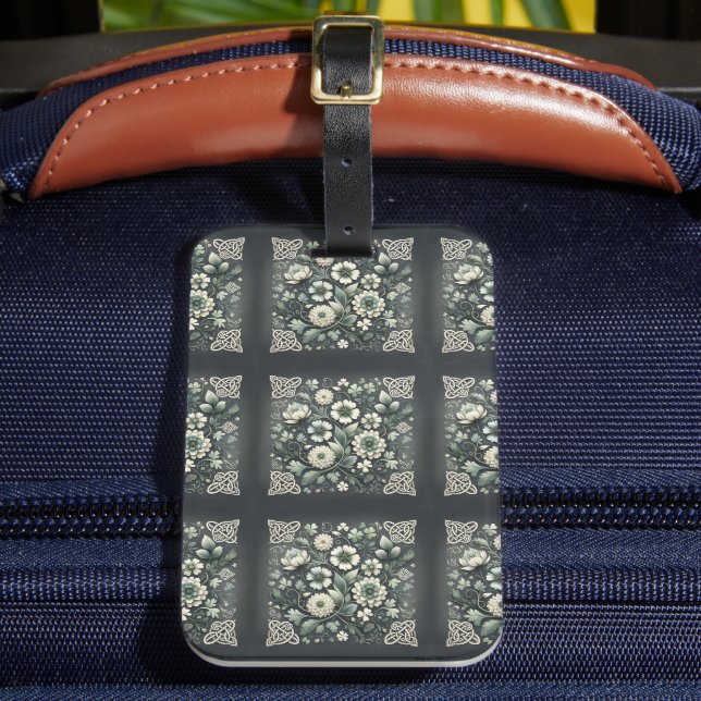 Whispered Clover Knotwork Garden Gepäckanhänger (Vorderseite Insitu 2)