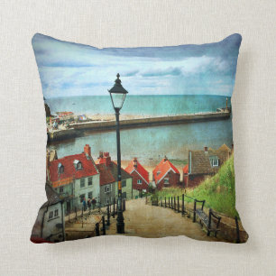 Whitby Harbour von 199 Stufen Kissen