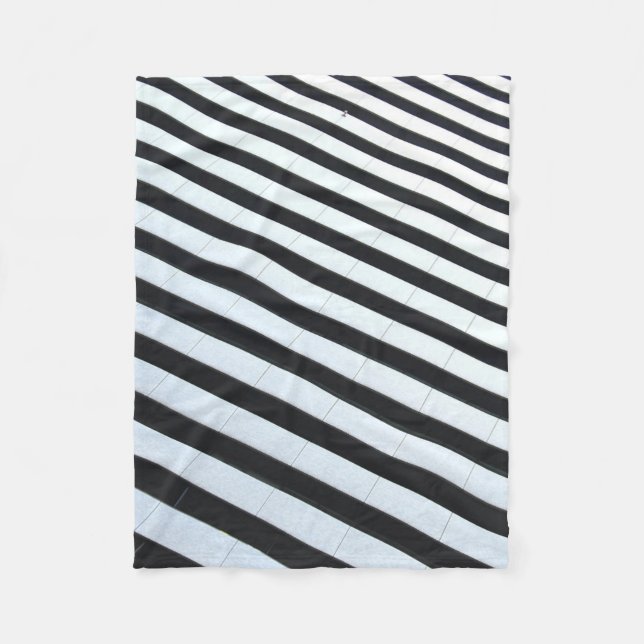 White and black striped illustration fleecedecke (Vorderseite)