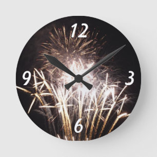 White and Gold Fireworks I Patriotic Celebration Runde Wanduhr