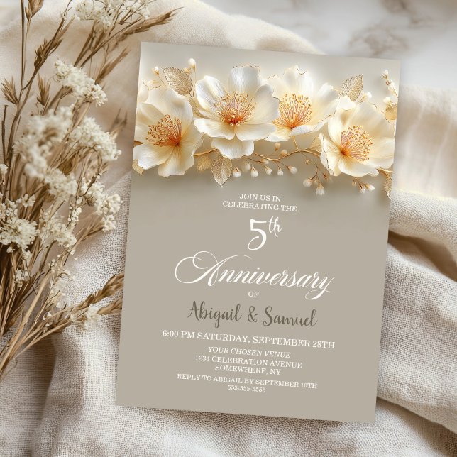 White and Gold Floral 5th Wedding Anniversary Einladung (Von Creator hochgeladen)