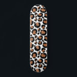 White and Gold Foil Cheetah - Leopard Muster Skateboard<br><div class="desc">Weiße und goldene Foil Geparden oder Leopard gepunktete Tiermuster. Die Big Cat Animal Print verwendet moderne Imitate und Goldfolie. Die Cheetah Print ist ein großartiges Geschenk für ein wildes Party.</div>