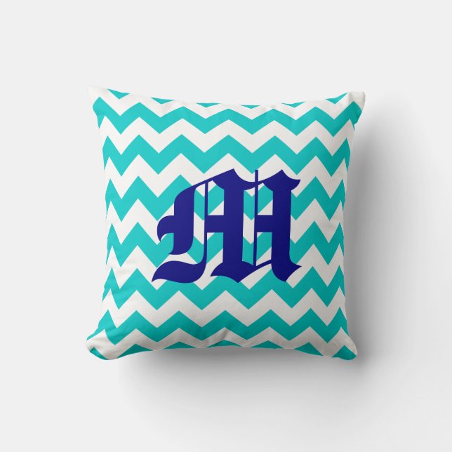 White Aqua Zigzag Muster mit Monogram Kissen (Vorderseite)