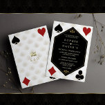 White Art Deco Gatsby Casino Vegas Poker Hochzeit Einladung<br><div class="desc">Einzigartige Casino Royale und Great Gatsby themed Card Design. Es zeigt Vintage Imitate goldene Fleur-de-lis, Roaring 20's altes Hollywood, spielen Karten Anzüge, auf der weißen Kunst Deko Muster. Spezielle Formulierungen werden wie im Poker-Spiel verwendet. Auf den hinteren Imitaten goldenes Art Deco Muster, Initialen. Verwenden Sie das Tool Personalisieren, um Ihre...</div>