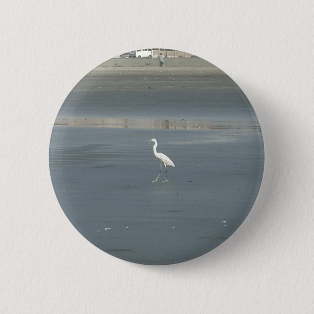 White Bird auf grauem Sand Beach Art Print Button (Vorderseite)