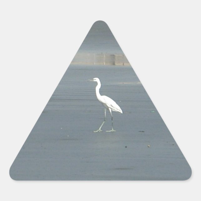 White Bird auf grauem Sand Beach Art Print Dreieckiger Aufkleber (Vorderseite)