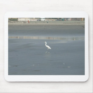 White Bird auf grauem Sand Beach Art Print Mousepad