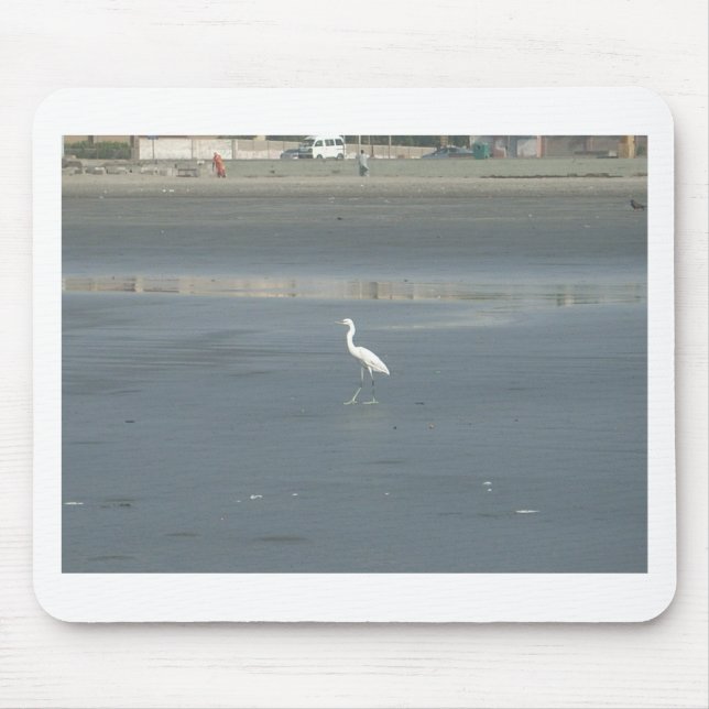 White Bird auf grauem Sand Beach Art Print Mousepad (Vorne)