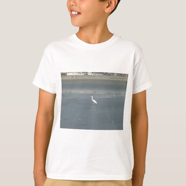 White Bird auf grauem Sand Beach Art Print T-Shirt (Vorderseite)