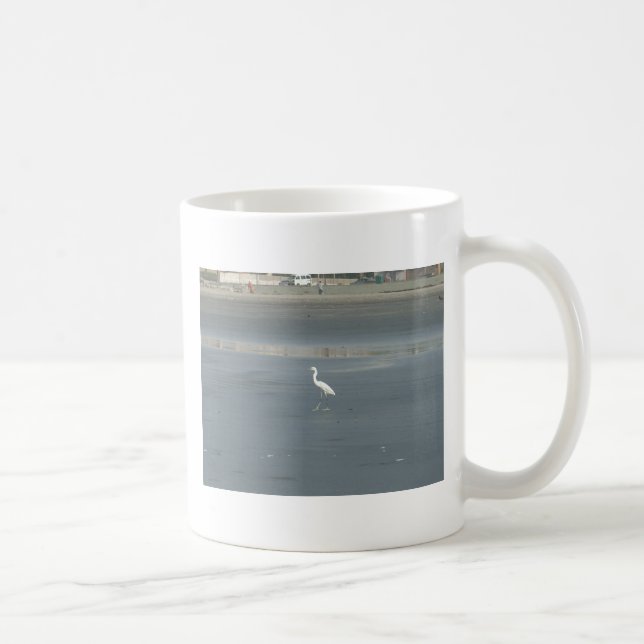 White Bird auf grauem Sand Beach Art Print Tasse (Rechts)