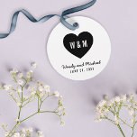 White & Black Monogram Heart Wedding Geschenkanhänger<br><div class="desc">Moderne minimalistische monogramm Gastgeschenk Hochzeit Tag mit einem schwarzen Herz. Personalisieren Sie es, indem Sie den Platzhalter-Text durch Ihre Daten ersetzen. Für weitere Optionen, wie zum Beispiel den Schriftart zu ändern und seine Größe, klicken Sie auf die Schaltfläche "Anpassen". *Bitte beachten Sie, dass das Zazzle-Wasserzeichen, das in der Zoomvorschau angezeigt...</div>