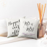 White Black Mr & Mrs Wedding Pillow Keepake Gesche Kissen<br><div class="desc">White Black Mr. & Mrs. Wedding Pillow Keepake Geschenk. Trendige Hochzeitskissen,  um Ihr Zuhause-Dekor mit persönlicher Touch der Liebe zu verbessern. Personalisieren Sie Ihren Namen,  Ihr Hochzeitstermin,  und Sie können es mit Ihrer eigenen persönlichen Nachricht auf der Rückseite weiter anpassen. Auch ein tolles Geschenk für ein Hochzeitspaar.</div>