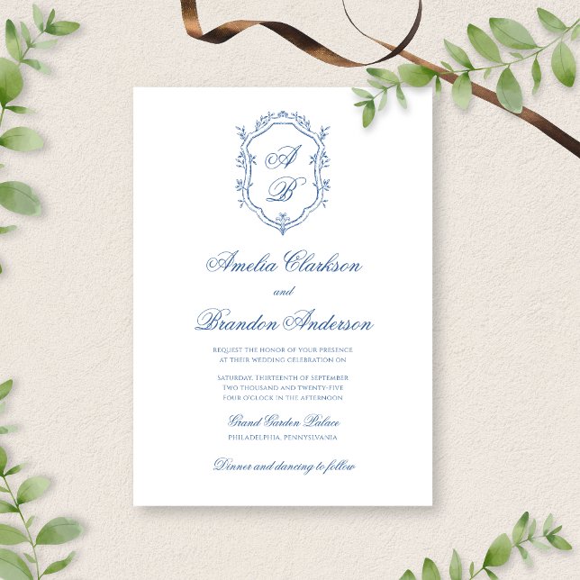 White & Blue Monogram Wappen Formal Script Wedding Einladung (Von Creator hochgeladen)