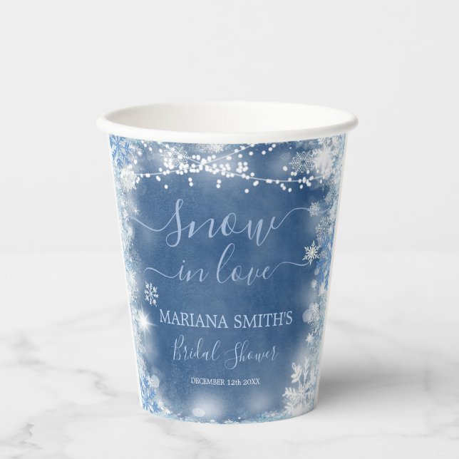 White Blue Snow in Liebe Snowflake Brautparty Pappbecher (Vorderseite)