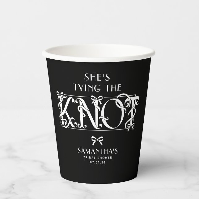 White Bow She's Tying the Knot Black Bridal Shower Pappbecher (Vorderseite)