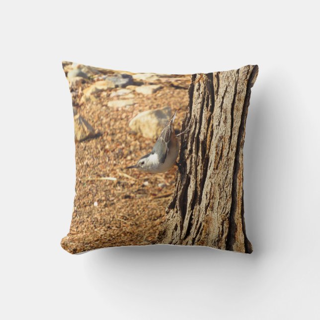 White-breasted Nuthatch Throw Pillow Kissen (Vorderseite)