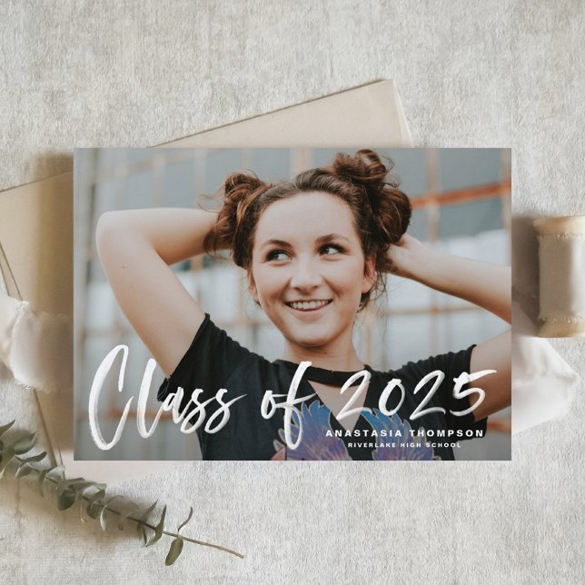 White Brush Lettering 2025 Foto Abschluss Ankündigungspostkarte (Customizable Photo Graduation Announcement Postcard featuring brush lettering overlay)