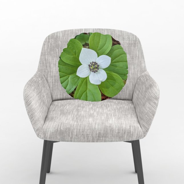White Bunchberry Dogwood Bloom Floral Rundes Kissen (In Situ Chair)