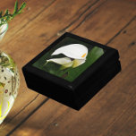 White Calla Lilies Floral Erinnerungskiste<br><div class="desc">In dieser hölzernen Geschenkboxen können Sie Schmuck,  Schmuck und andere kleine Kuchen mit Keramik-Kacheln aufbewahren,  die ein Foto von zwei wunderschönen,  weißen Calla Lilies mit ihrem grünen Blattwerk zeigen. Ein schönes,  blumengeschmücktes Design! Wählen Sie Ihre Geschenkboxen und Farbe.</div>