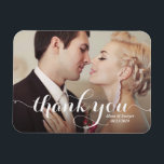White Calligraphy Script Wedding Danke Foto Magnet<br><div class="desc">Moderner und skurriler Dankeschön Magnet mit moderner Kalligraphie. Diese Postkarte ist ideal für Hochzeiten,  Brautpartys und andere Veranstaltungen.</div>