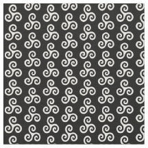 White Celtic Triple Spiral Triskele auf schwarz