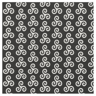 White Celtic Triple Spiral Triskele auf schwarz Stoff