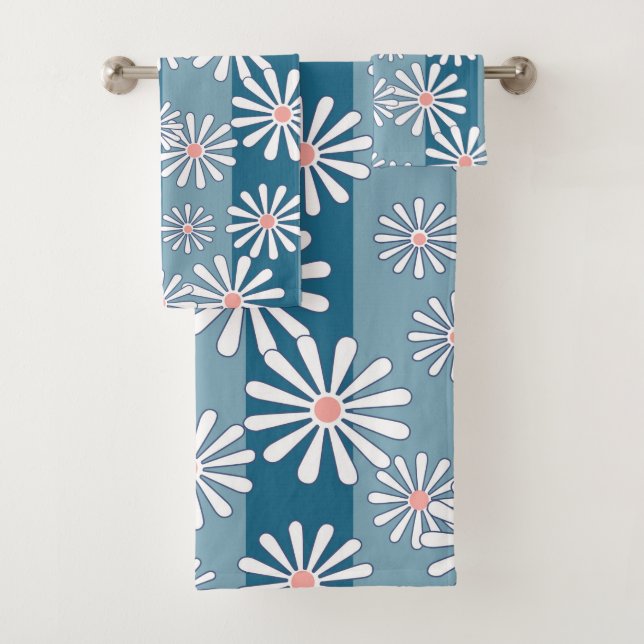 White chamomile flowers on striped blue background badhandtuch set (Insitu)