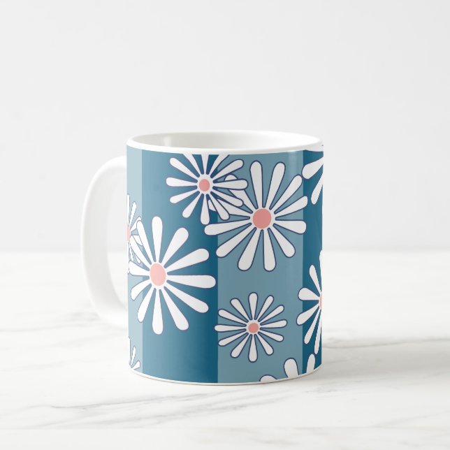 White chamomile flowers on striped blue background kaffeetasse (Vorderseite Links)
