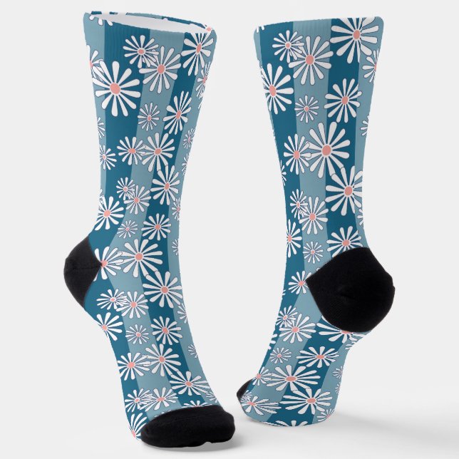 White chamomile flowers on striped blue background socken (Gewinkelt)