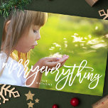 White Christmas Merry Alles Foto Feiertagskarte<br><div class="desc">White Merry alles Weihnachts-Weihnachtsfoto-Karte. Funky Skriptschrift mit einem weichen floralen Backer. Eine Urlaubskarte mit einer allgemeinen Nachricht an den Anzug jedes Kunden!</div>