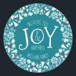 White Christmas Wreath Joath Text Template Runder Aufkleber<br><div class="desc">Eleganter individualisierbarer Urlaubsticker. Weißer Kranz mit roten Akzenten aus Weihnachtssymbolen,  über blau-grünem Hintergrund. Der gesamte Text ist anpassbar.</div>