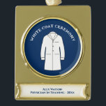 White Coat Medical Science Doktor Banner-Ornament Gold<br><div class="desc">Elegante Medical Science Doctor Ärztin White Coat Zeremonie Mit Monogramm zu feiern und zu ehren, einen Arzt oder Arzt in der Ausbildung. Stilvolle Erinnerung, um jemandem ein Passritual zu ehren, in dem der hippokratische Eid auf sie als medizinische Fachkraft rezitiert wird. Enthält ein ärztliches Fell, Namen, Datum und Bereich der...</div>