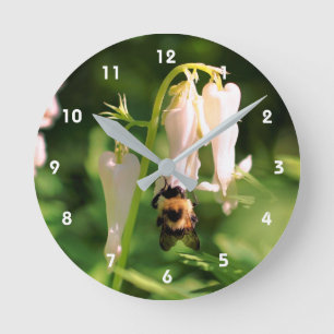 White Columbine Flower And Bumble Bee   Runde Wanduhr