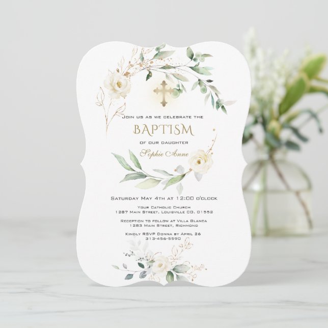 White Cream Floral Greenery Gold Cross Baptism  Einladung (Stehend Vorderseite)