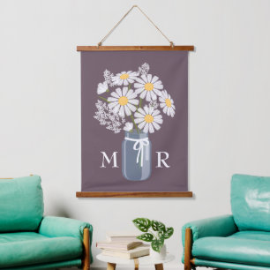 White Daisies Mason Jar Monogram on Dark Lila Wandteppich Mit Holzrahmen