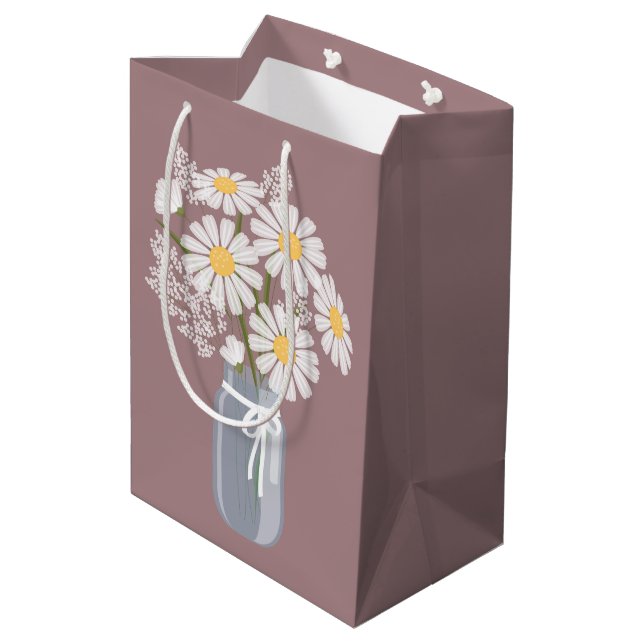 White Daisies Mason Jar über Rosy Brown Mittlere Geschenktüte (Rückseite Schrägansicht)