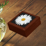 White Daisy Blume auf Black Floral Erinnerungskiste<br><div class="desc">In dieser hölzernen Geschenkboxen mit Keramik-Fliesen,  die das Foto einer hübschen,  weißen Daisy-Blume auf schwarzem Hintergrund zeigt,  werden Schmuckstücke,  Schmuck und andere kleine Keepsakes aufbewahrt. Ein schönes,  blumengeschmücktes Design! Wählen Sie Ihre Geschenkboxen und Farbe.</div>
