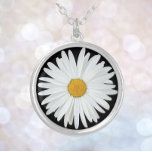 White Daisy Blume auf Black Floral Versilberte Kette<br><div class="desc">Machen Sie mit diesem Halsketten-Anhänger eine Modeanweisung,  die das Foto einer hübschen,  weißen Daisy-Blume auf schwarzem Hintergrund zeigt. Ein schönes,  blumengeschmücktes Design! Wählen Sie die gewünschte Form,  Größe und Metall-Oberfläche aus.</div>