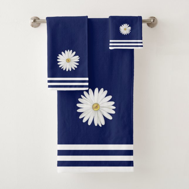 White Daisy Blume & Stripes auf Navy Blue Badhandtuch Set (Insitu)