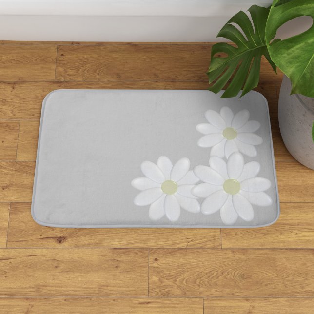White Daisy Blume Trio Silver Gray Badematte (A soft gray daisy bath mat just for you. Available on 3 sizes - small, medium and large.)