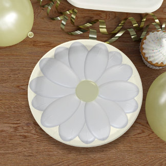 White Daisy Blume über Teller von Cream Picnic Pap