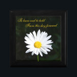 White Daisy Trinket Box Schmuckschachtel<br><div class="desc">Diese individuell gestaltbare Schmuckbox hat eine helle, weiße Shasta-daisy-Blume darauf, und den Satz "Zu haben und zu halten", der es zu einer idealen Hochzeitjubiläumsgeschenk für die Aufbewahrung eines Überraschungsjubiläums machen würde, oder ließ, es sei das Geschenk für Ihre besondere Person, wertvolle Erinnerungen oder Schmuck in sich zu verwahren. Der Text...</div>