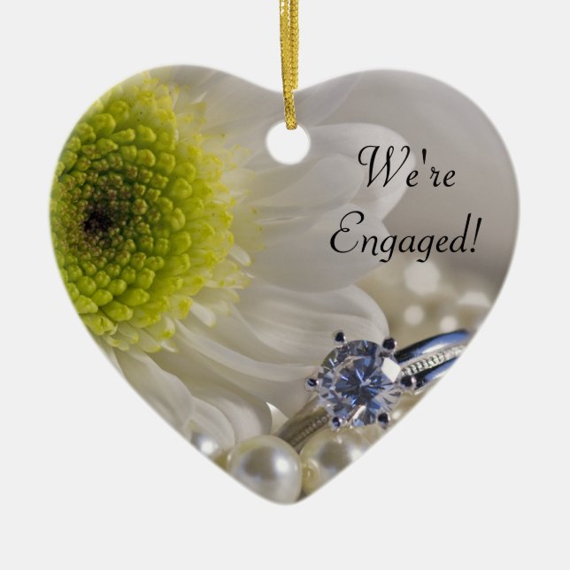 White Daisy und Diamond Ring Wir sind Verlobt Keramik Ornament (Vorne)