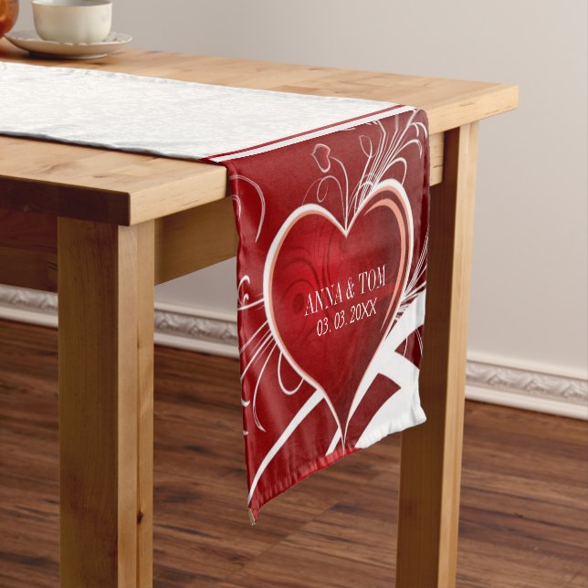 White Damask Red Hearts Kurzer Tischläufer (Beispiel)