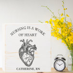 White Distressed Nursing ist ein Werk des Herzens Holzkisten Schild<br><div class="desc">Ob Sie Krankenschwester sind, die Ihren Arbeitsbereich verbessern möchten oder nach einem herzlichen Geschenk für eine Krankenschwester in Ihrem Leben suchen, dieses personalisierte, schwarz-weiße Bauernschild mit seinem detaillierten anatomischen Herzdesign wird Ihnen einen bleibenden Eindruck vermitteln. Feiern Sie die unglaubliche Arbeit der Krankenschwestern und ehren Sie ihre Hingabe mit diesem schönen...</div>