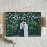 White Elegant Beatrice Script Foto Hochzeit Dankeskarte<br><div class="desc">Vielen Dank an Familie und Freunde mit dieser personalisierbaren Hochzeit Dankeschön Karte. Es verfügt über ein elegantes weißes Skript. Personalisieren Sie diese elegante Hochzeit danke Ihnen Karte,  indem Sie Ihre eigenen Details. Dieses Script Dankeschön-Karte wird auch perfekt für Abschluss,  Geburtstage,  erste Kommunionen,  und vieles mehr.</div>