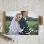 White Elegant Calligraphy Wedding Foto Dankeskarte<br><div class="desc">Danke an Familie und Freunde, dass sie mit dieser individuell gestaltbaren Dankeschön-Karte Teil Ihres besonderen Tages sind. Es zeichnet sich durch eine elegante Kalligraphie und klassische Typografie aus. Sie können diese elegante Hochzeit dank Ihrer Karte personalisieren, indem Sie Ihre Details. Dieses Foto Hochzeit danke Ihnen Karte ist in anderen Farben...</div>