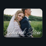White Elegant Foto Wedding Vielen Dank Magnet<br><div class="desc">Feiern Sie Ihre Liebe und zeigen Sie Dankbarkeit mit unserem personalisierbaren Foto Hochzeit danke Ihnen Magnet! Dieser einzigartige Sake ist perfekt, um Ihre Lieben an Ihren besonderen Tag zu erinnern und gleichzeitig Ihren herzlichen Dank in einer denkwürdigen Weise auszudrücken. Es zeichnet sich durch eine elegante Kalligraphie und klassische Typografie aus....</div>